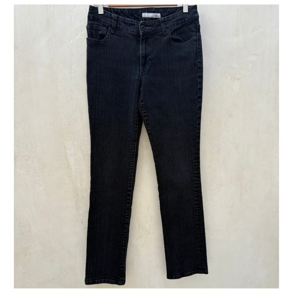 Jeans denim negro Chico's de su línea platinum en textura vintage wash y talla 00