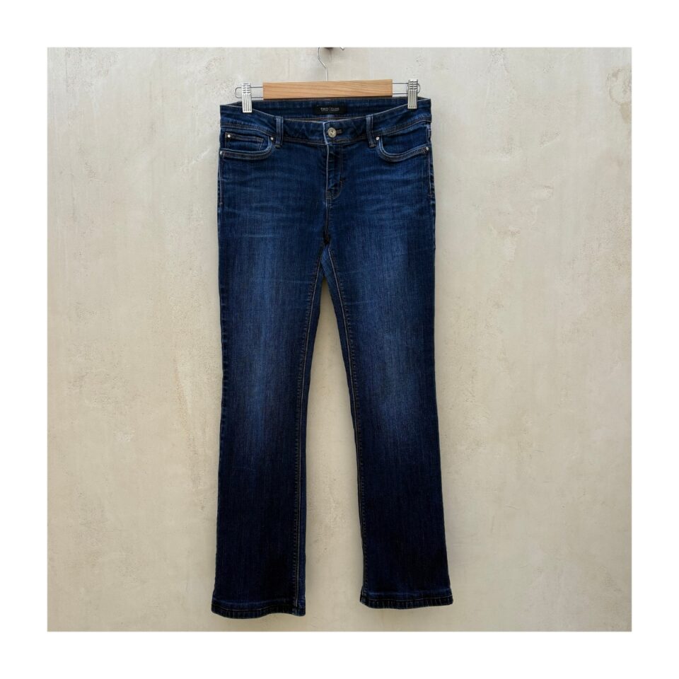 Jeans Boot cut WHBM en azul obscuro, talla 2 y deiseño clásico americano