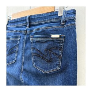 Jeans Boot cut WHBM en azul obscuro, talla 2 y deiseño clásico americano