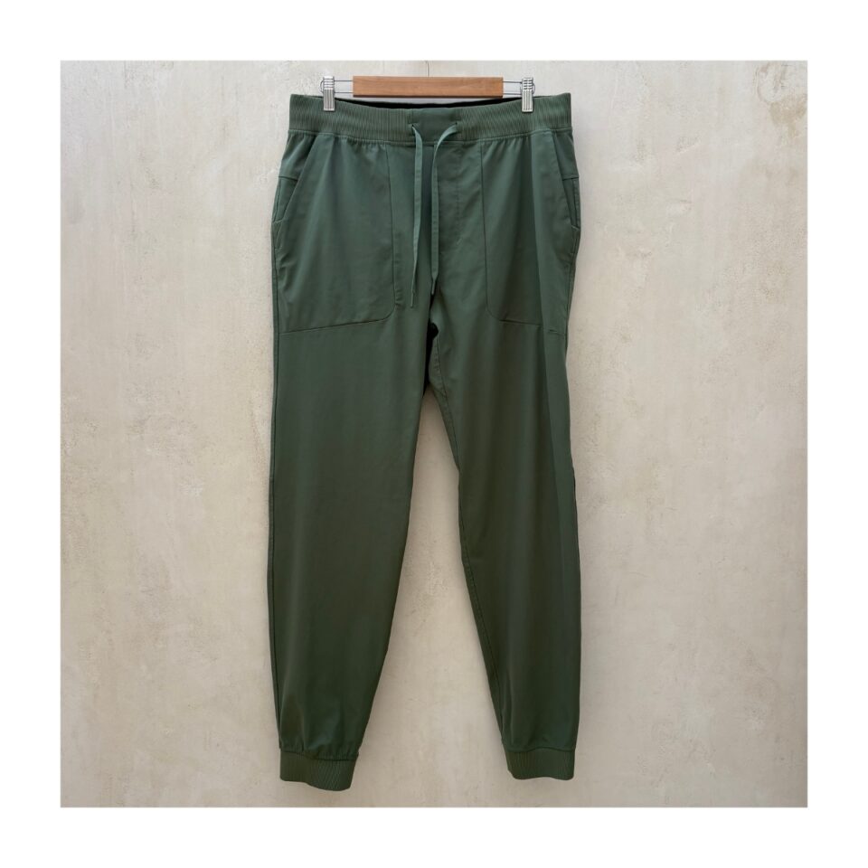 Lululemon ABC Jogger Warpstreme para hombre en color verde oliva y talla XL. Athleisure style