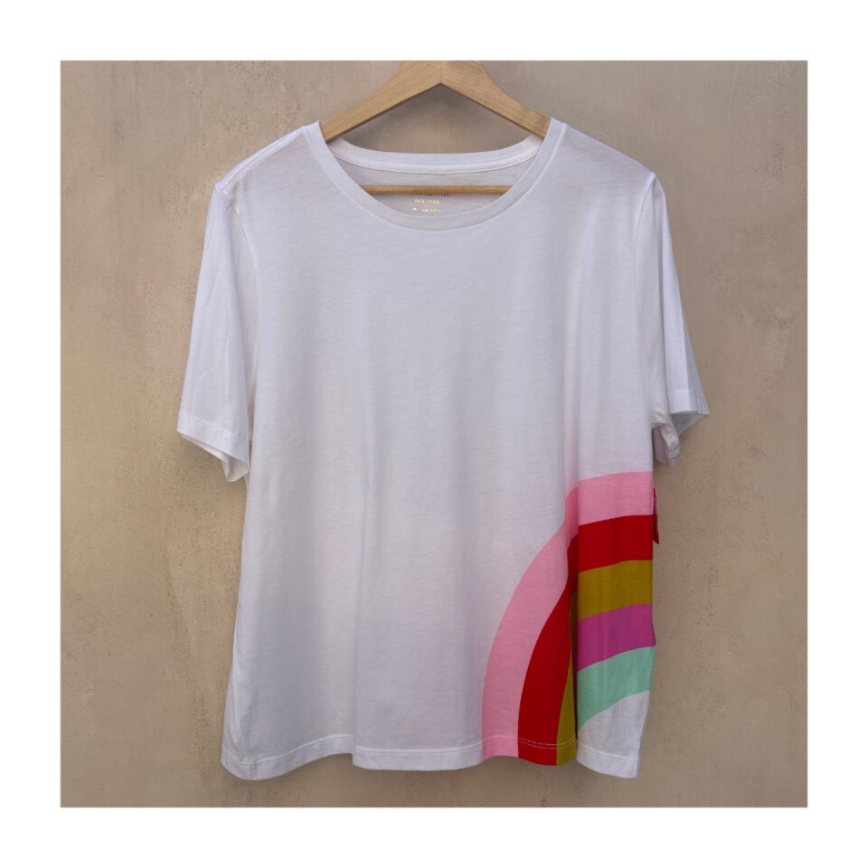 Tee Rainbow Kate Spade de algodón peruano premium, talla mediana y estilo whimsical