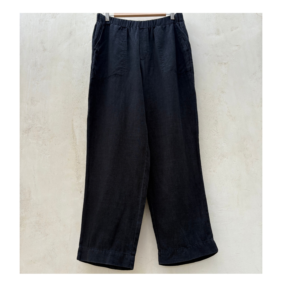 Pantalón de lino italiano negro en talla M. De Carolyn Donnellyn - The Edit y estilo coastal grandma