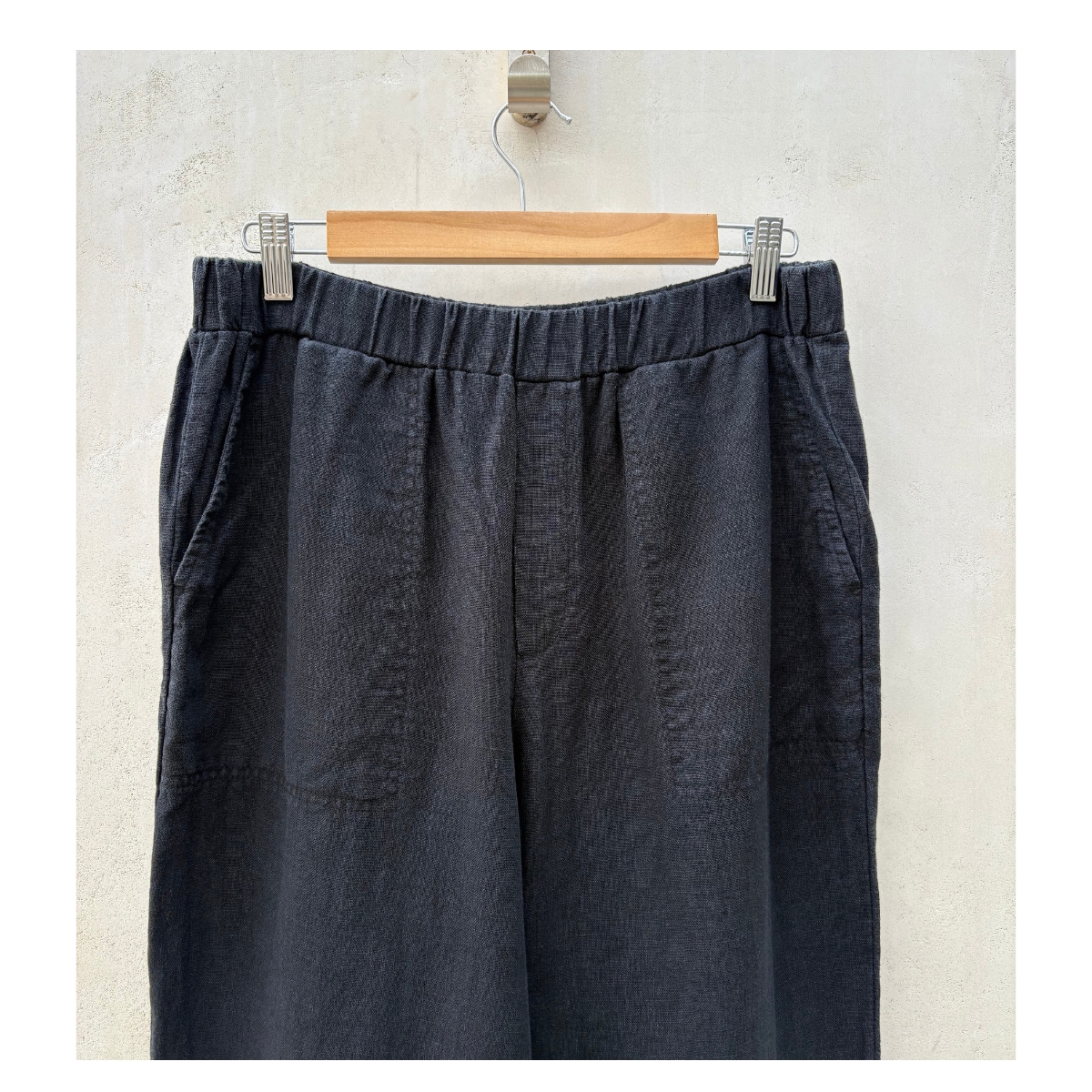 Pantalón de lino italiano negro en talla M. De Carolyn Donnellyn - The Edit y estilo coastal grandma