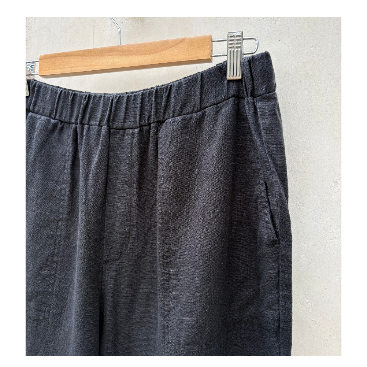 Pantalón de lino italiano negro en talla M. De Carolyn Donnellyn - The Edit y estilo coastal grandma