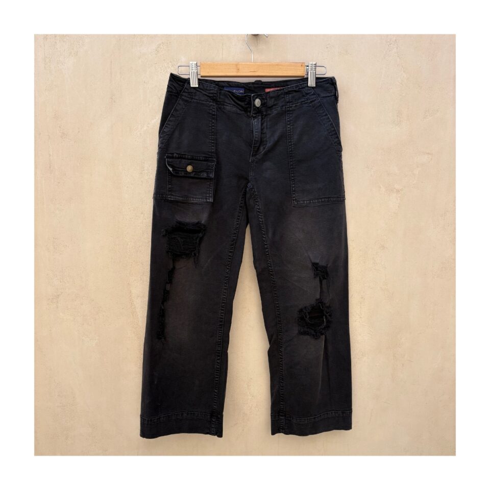 Pantalón negro deconstruido Pilcro . Talla 25 . Acubi style