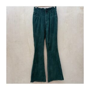 Jayde Cord Flare Pants: el clásico setentero de Free People en pana verde esmeralda. Cintura alta con botones vintage y corte flare dramático.. Estilo boho chic