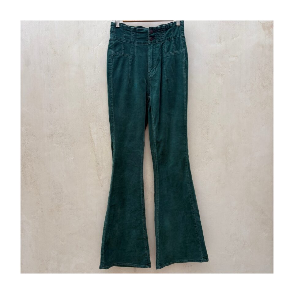 Jayde Cord Flare Pants: el clásico setentero de Free People en pana verde esmeralda. Cintura alta con botones vintage y corte flare dramático.. Estilo boho chic