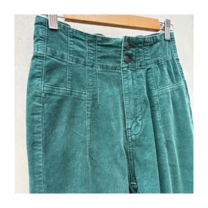 Jayde Cord Flare Pants: el clásico setentero de Free People en pana verde esmeralda. Cintura alta con botones vintage y corte flare dramático.. Estilo boho chic