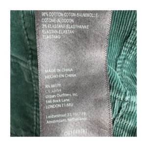 Jayde Cord Flare Pants: el clásico setentero de Free People en pana verde esmeralda. Cintura alta con botones vintage y corte flare dramático.. Estilo boho chic