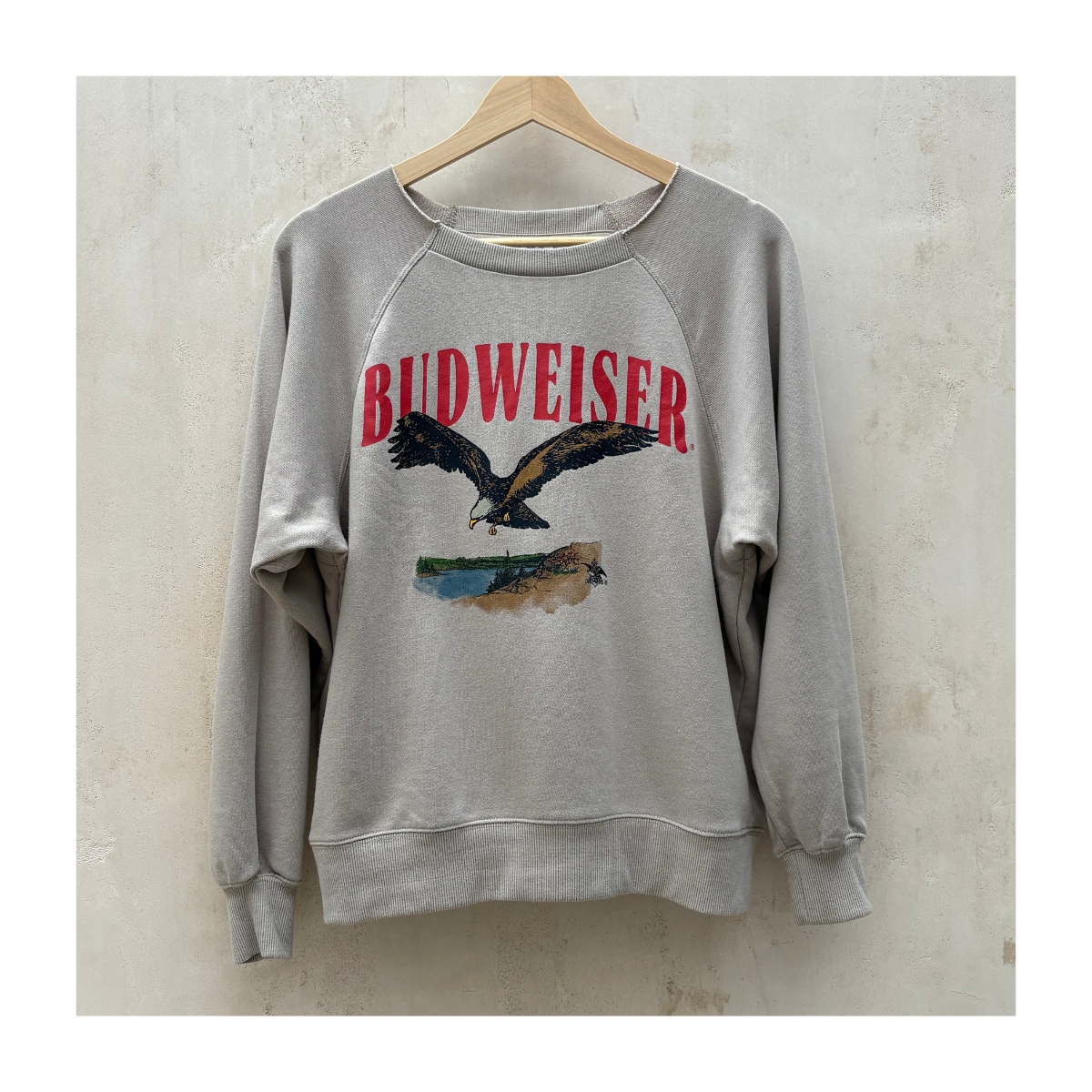 Pullover Budweiser águila americana beige piedra, talla XS estilo retro Y2K