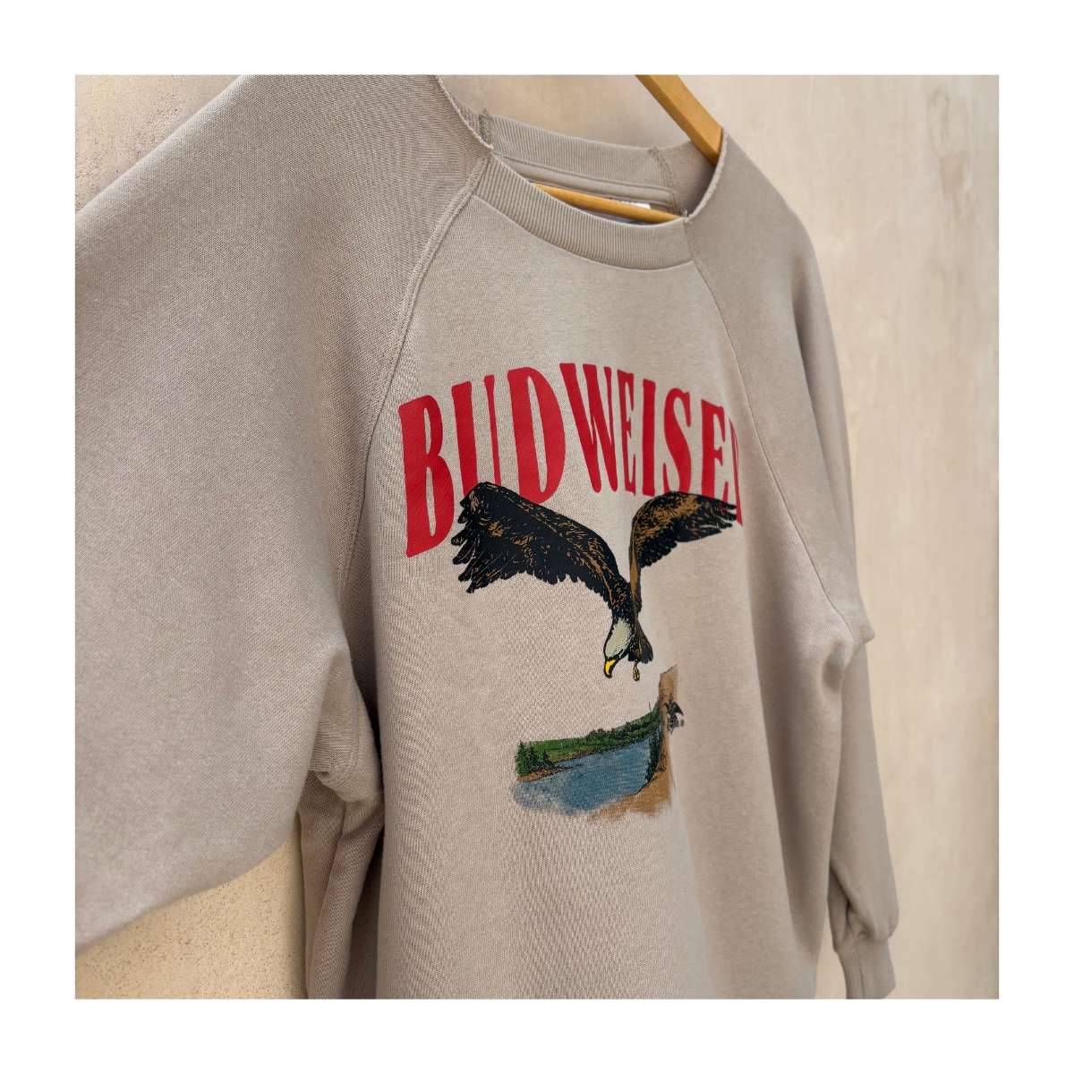 Pullover Budweiser águila americana beige piedra, talla XS estilo retro Y2K