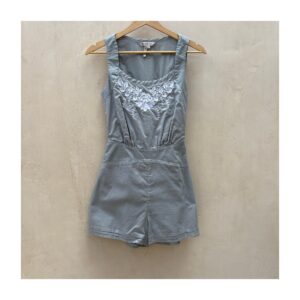 Romper gris perla bordado con flores BCBGeneration, estilo soft girl. Talla 0