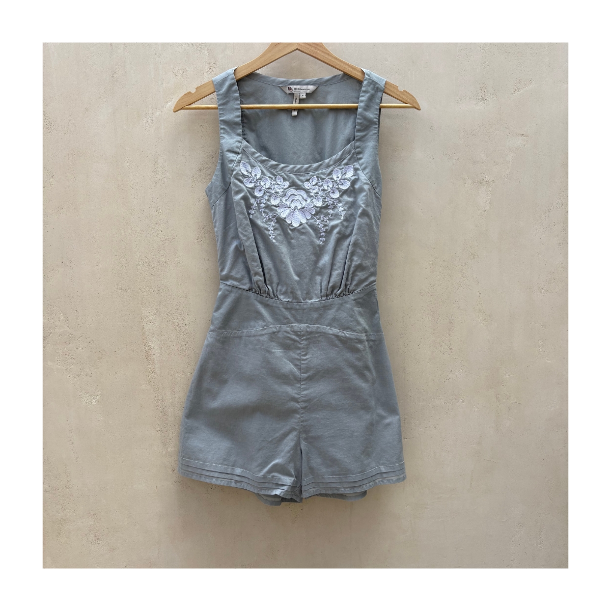 Romper gris perla bordado con flores BCBGeneration, estilo soft girl. Talla 0