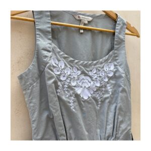 Romper gris perla bordado con flores BCBGeneration, estilo soft girl. Talla 0