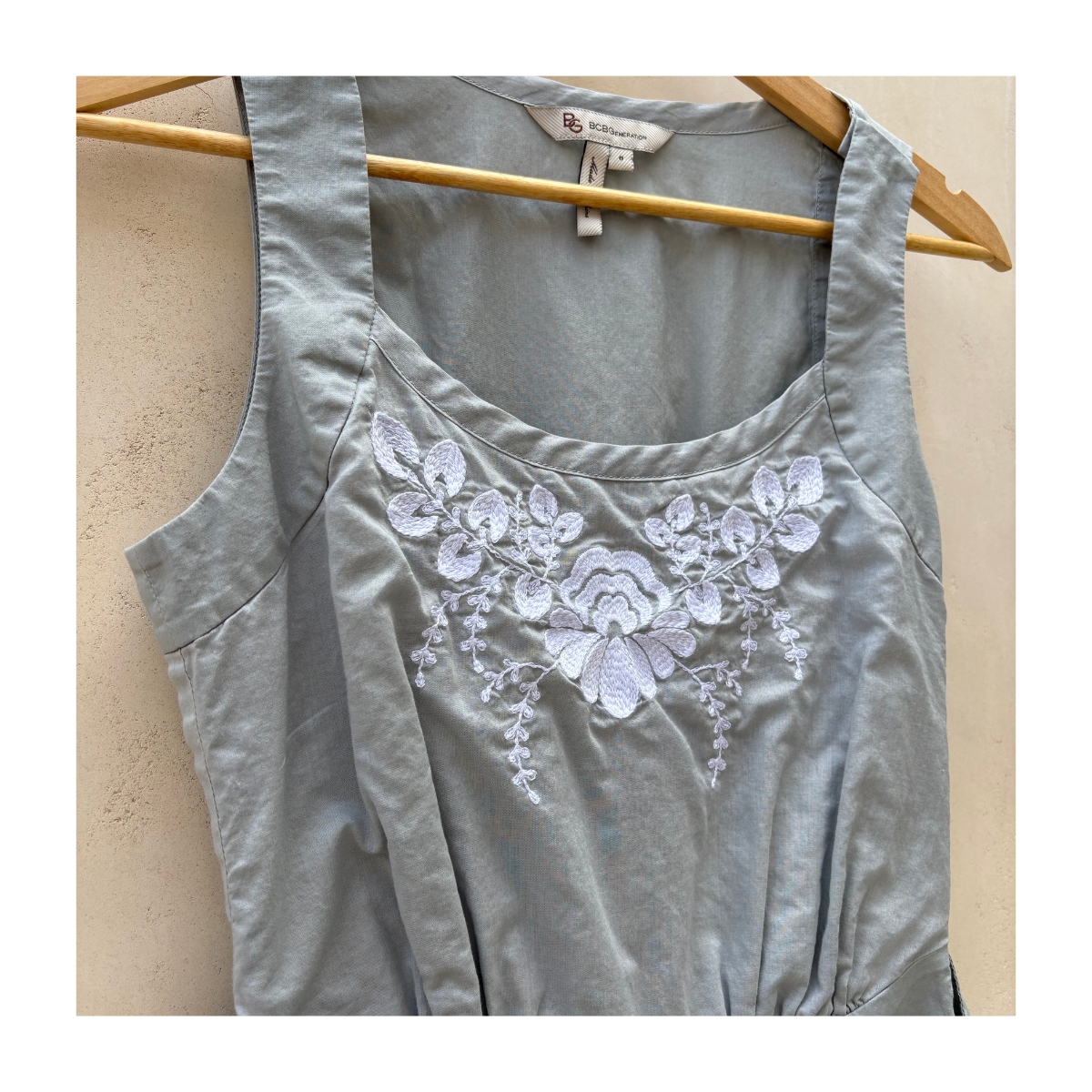 Romper gris perla bordado con flores BCBGeneration, estilo soft girl. Talla 0