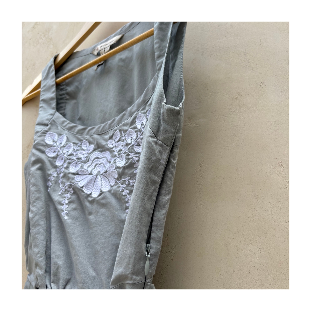 Romper gris perla bordado con flores BCBGeneration, estilo soft girl. Talla 0