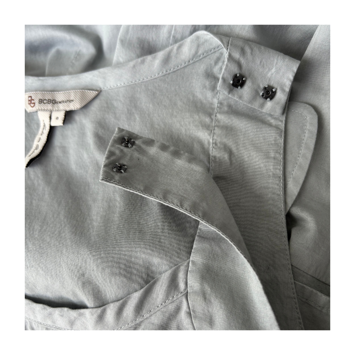 Romper gris perla bordado con flores BCBGeneration, estilo soft girl. Talla 0