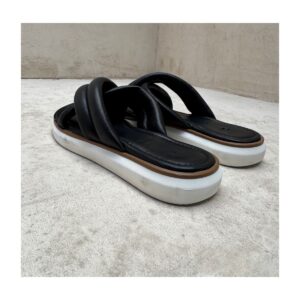 Sandalias Slide Vince Camuto negras en talla 23. Puffys y estilo minimalista ideales para vacaciones y crucero