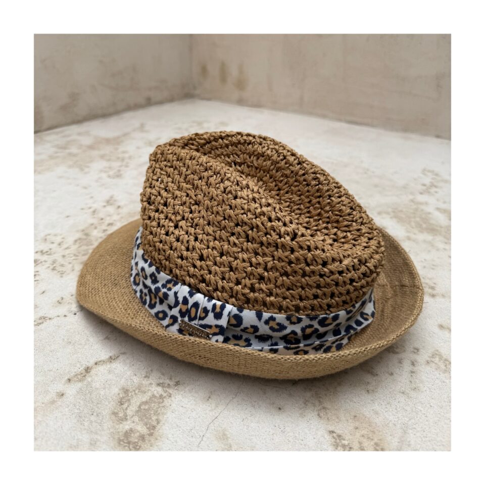 Fedora en tonos tierra de Steve Madden con banda animal print talla one size. Estilo cottagecore y coastal grandma