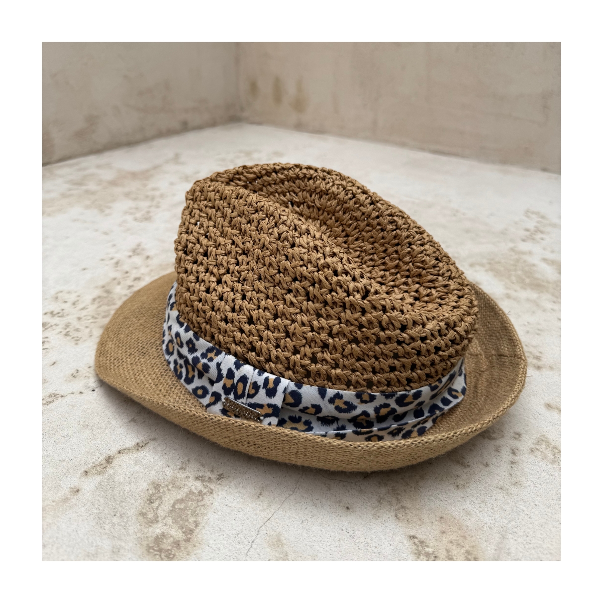 Fedora en tonos tierra de Steve Madden con banda animal print talla one size. Estilo cottagecore y coastal grandma