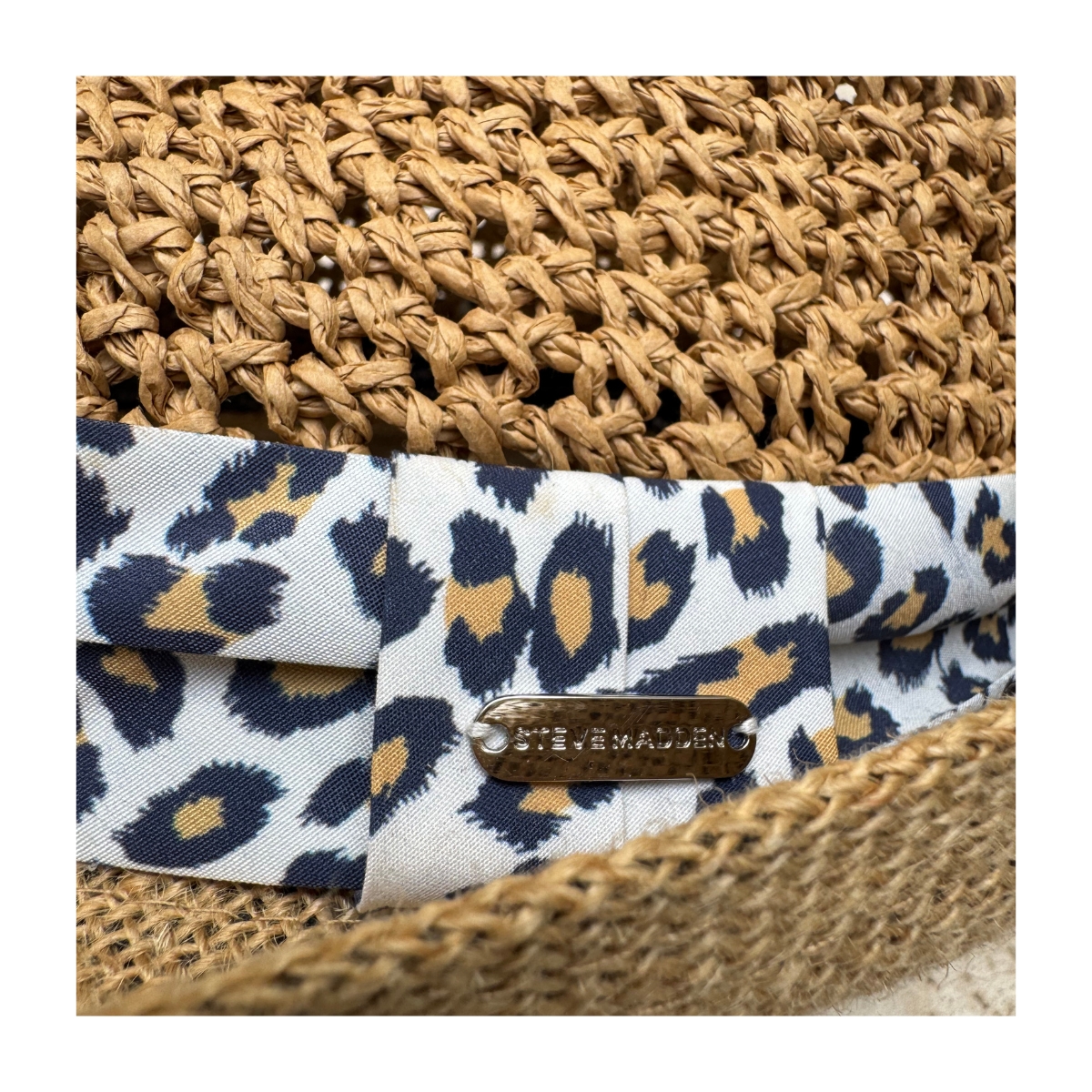 Fedora en tonos tierra de Steve Madden con banda animal print talla one size. Estilo cottagecore y coastal grandma