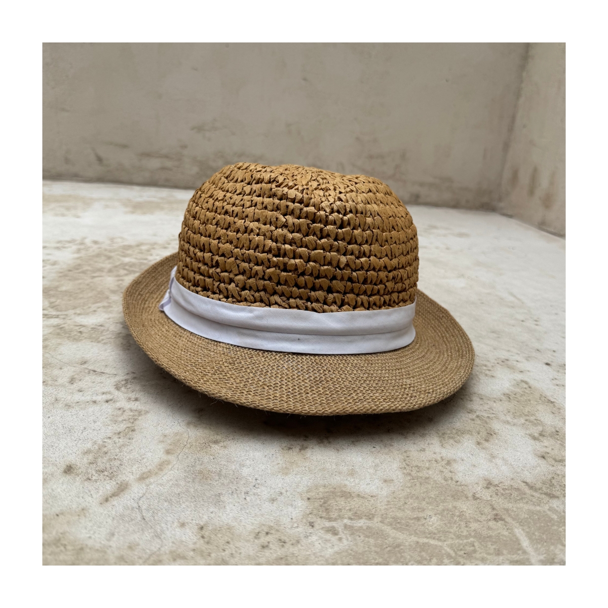 Fedora en tonos tierra de la marca Steve Madden. Unitalla . Estilo cottagecore, coastal grandama y peasant