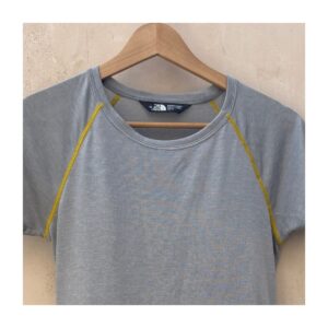 Tee marca North Face gris mate en talla XS manga corta outdoor técnico. Estilo luxy athleisure
