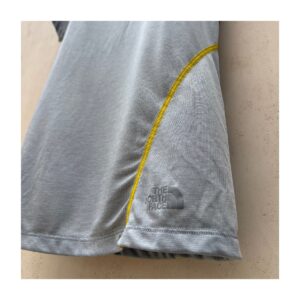 Tee marca North Face gris mate en talla XS manga corta outdoor técnico. Estilo luxy athleisure