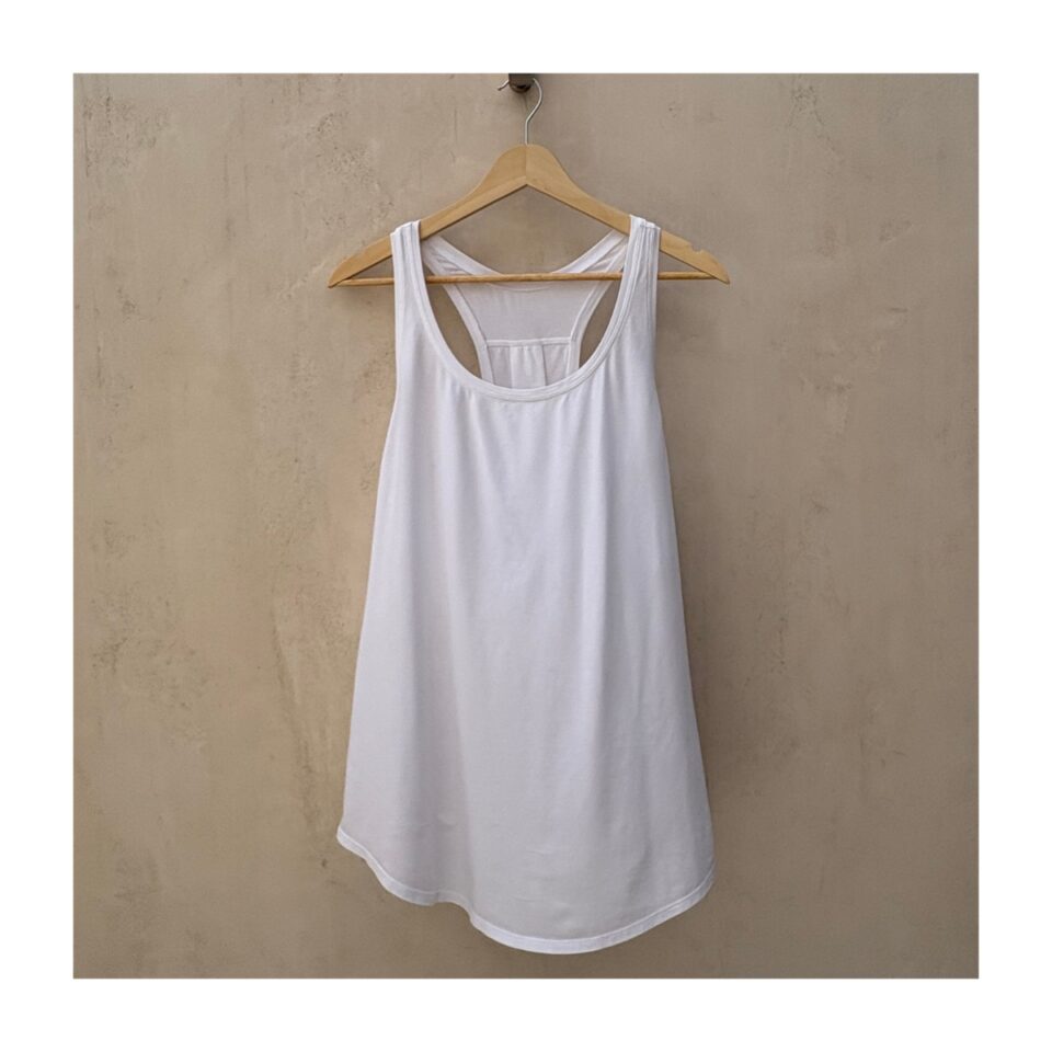 Tank top yoga blanco de la marca Lululemon en talla S y estilo athleisure