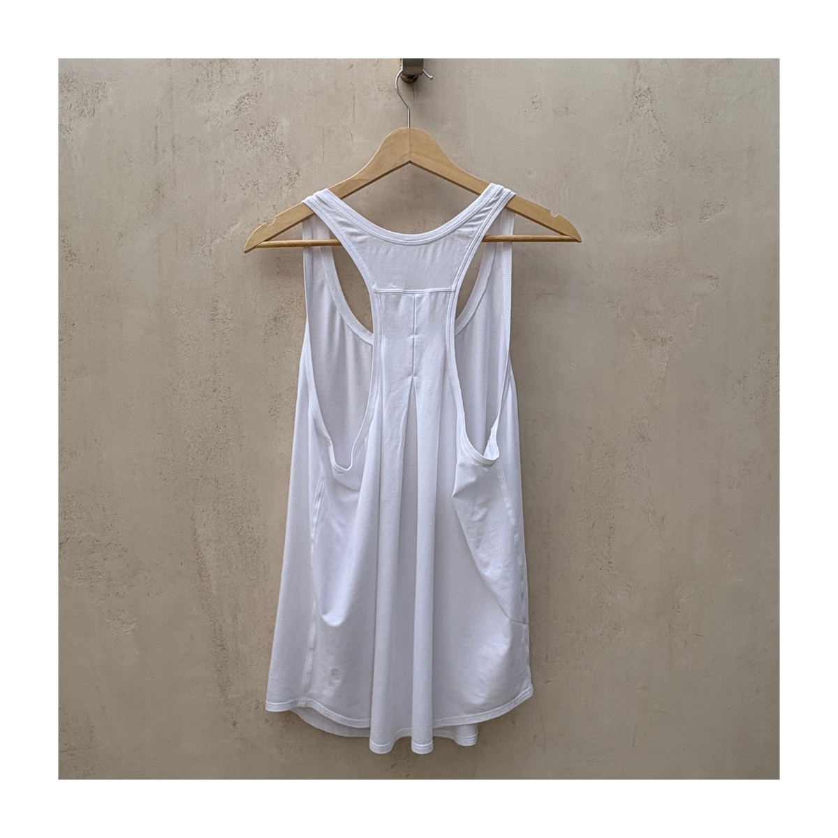 ank top yoga blanco de la marca Lululemon en talla S y estilo athleisure