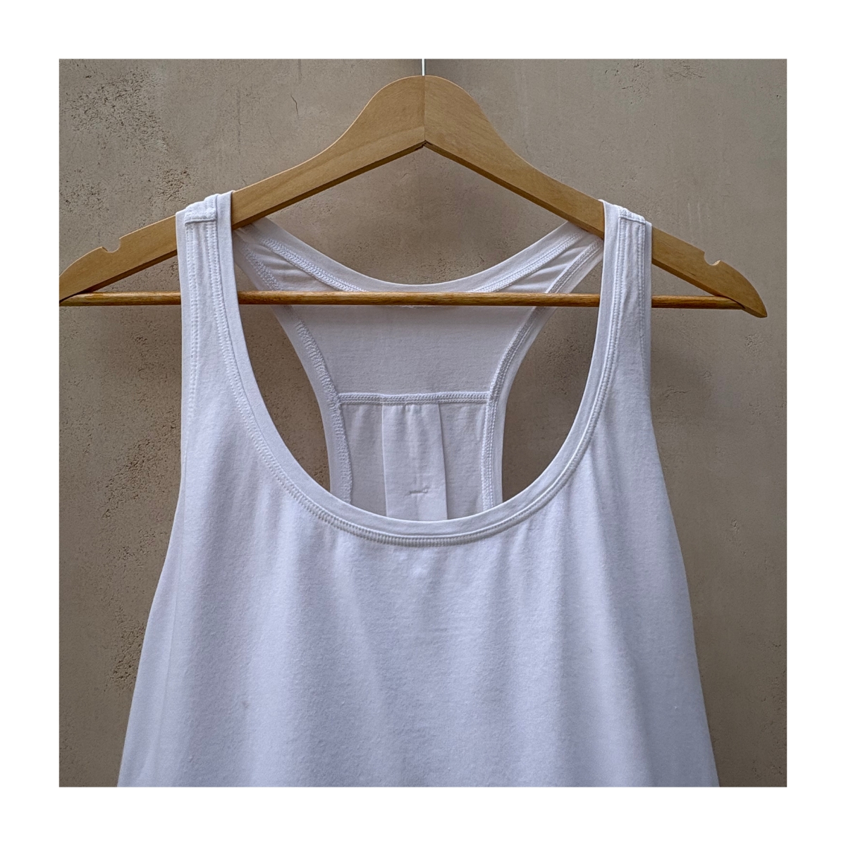 ank top yoga blanco de la marca Lululemon en talla S y estilo athleisure