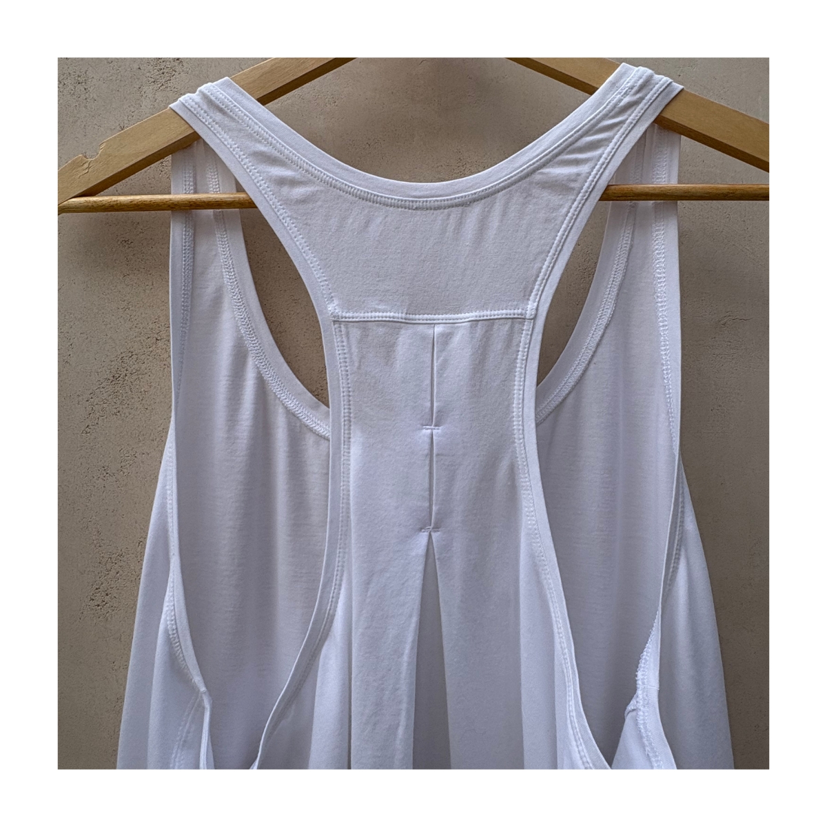 ank top yoga blanco de la marca Lululemon en talla S y estilo athleisure