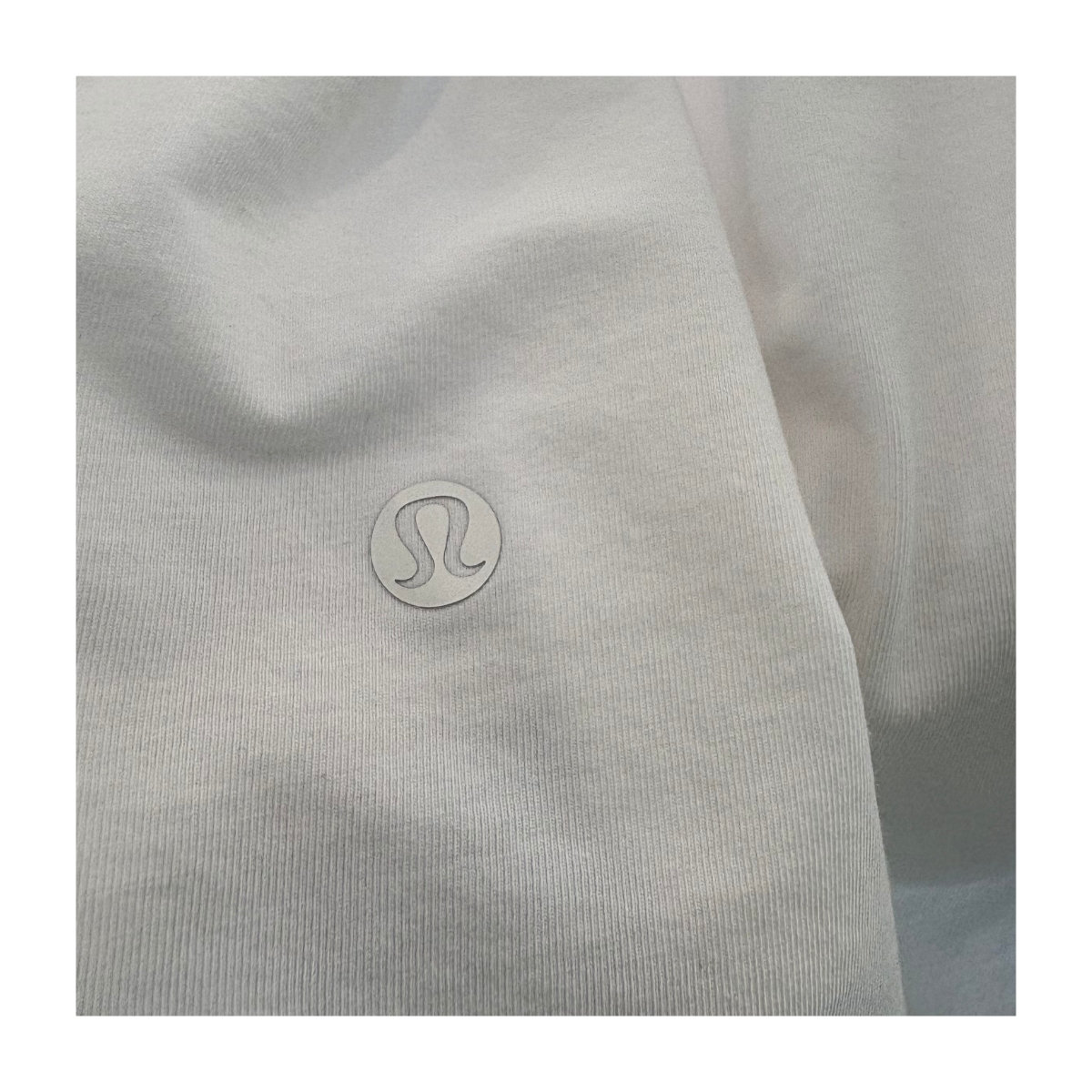 ank top yoga blanco de la marca Lululemon en talla S y estilo athleisure