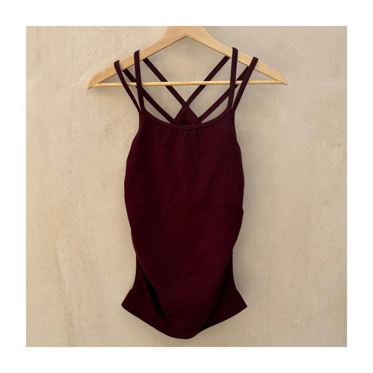 Top workout Sweaty Betty marca britanica en tono burgundy y talla s, athleisure