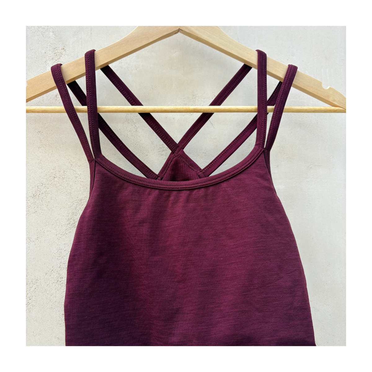 Top workout Sweaty Betty marca britanica en tono burgundy y talla s, athleisure