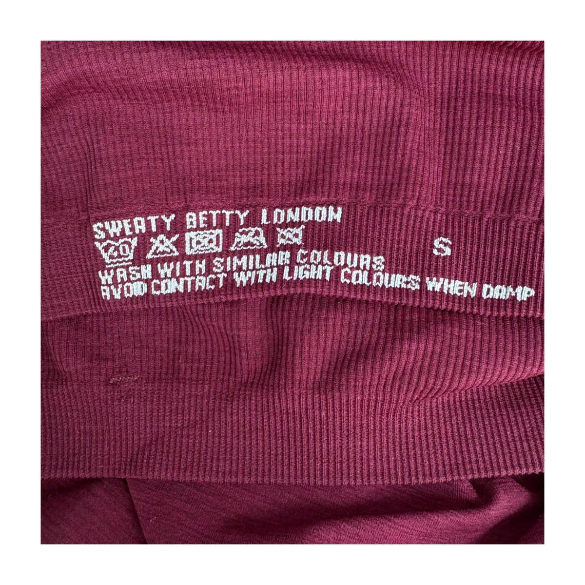 Top workout Sweaty Betty marca britanica en tono burgundy y talla s, athleisure