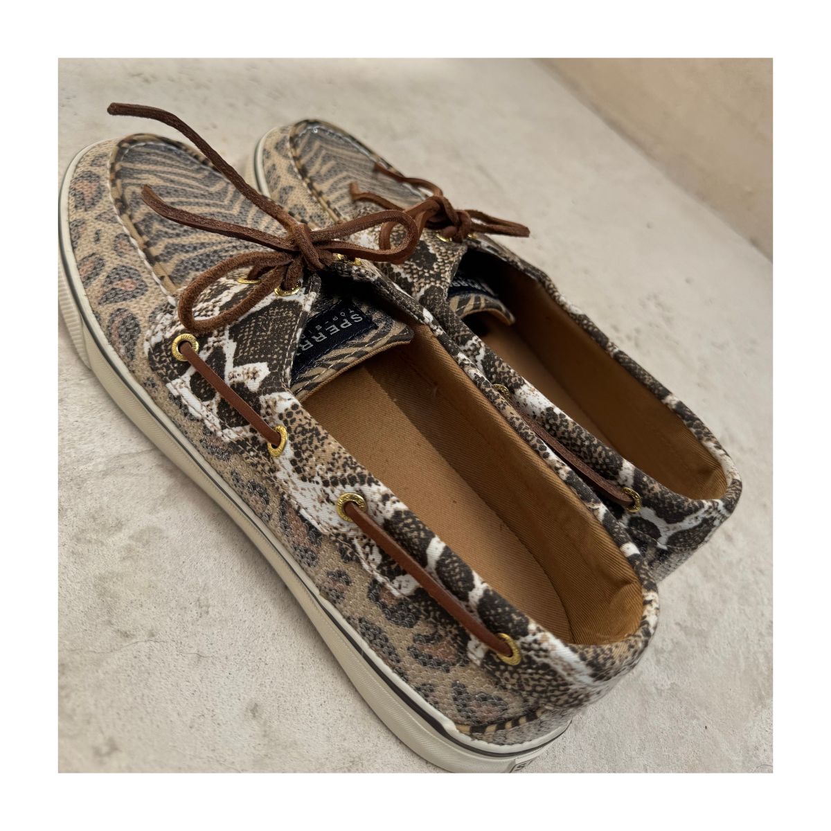 Top sider Sperry Anglefish en talla 10US con lentejuelas y diseño animal print. estilo coastal cottagecore ideal para planes naúticos
