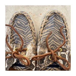 Top sider Sperry Anglefish en talla 10US con lentejuelas y diseño animal print. estilo coastal cottagecore ideal para planes naúticos