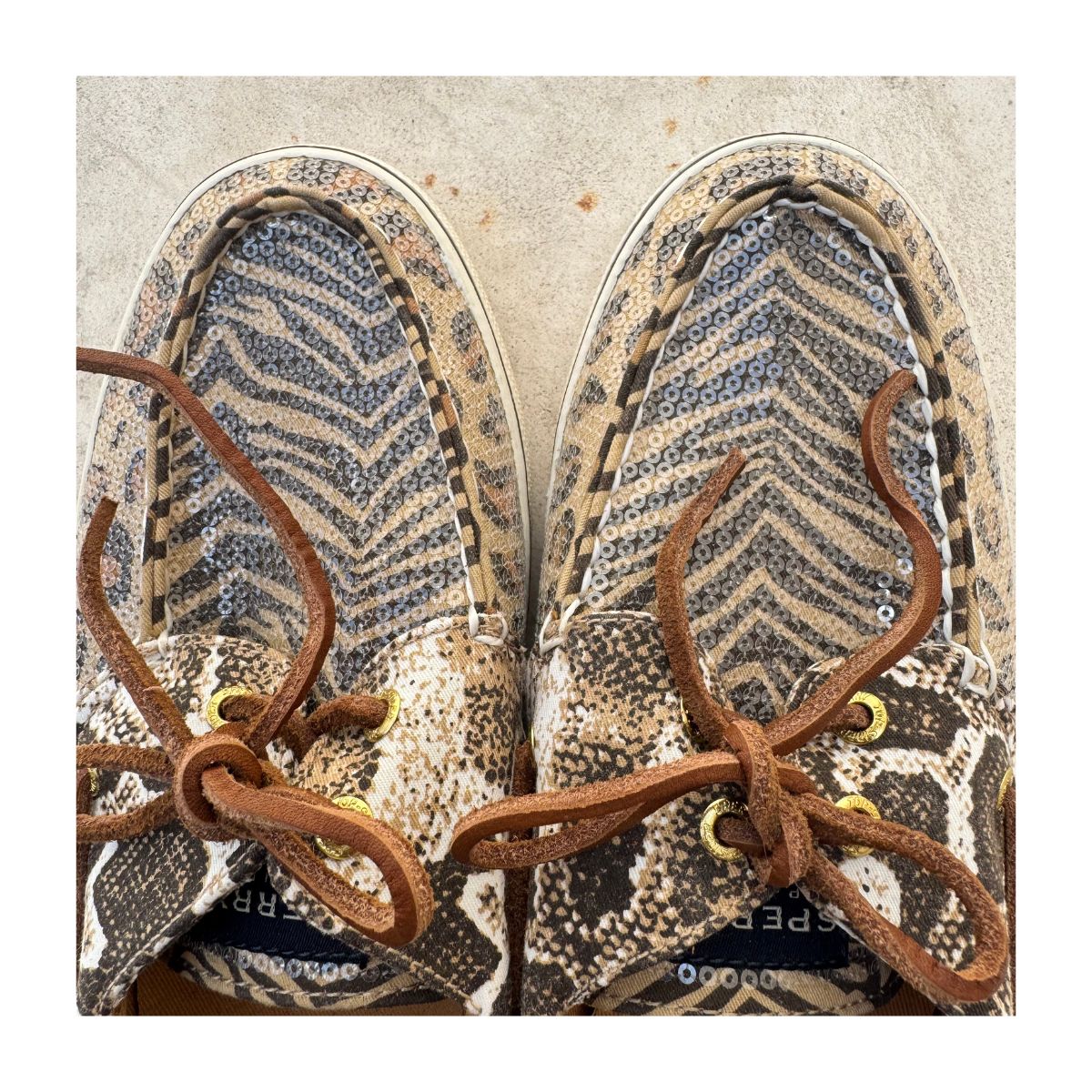 Top sider Sperry Anglefish en talla 10US con lentejuelas y diseño animal print. estilo coastal cottagecore ideal para planes naúticos