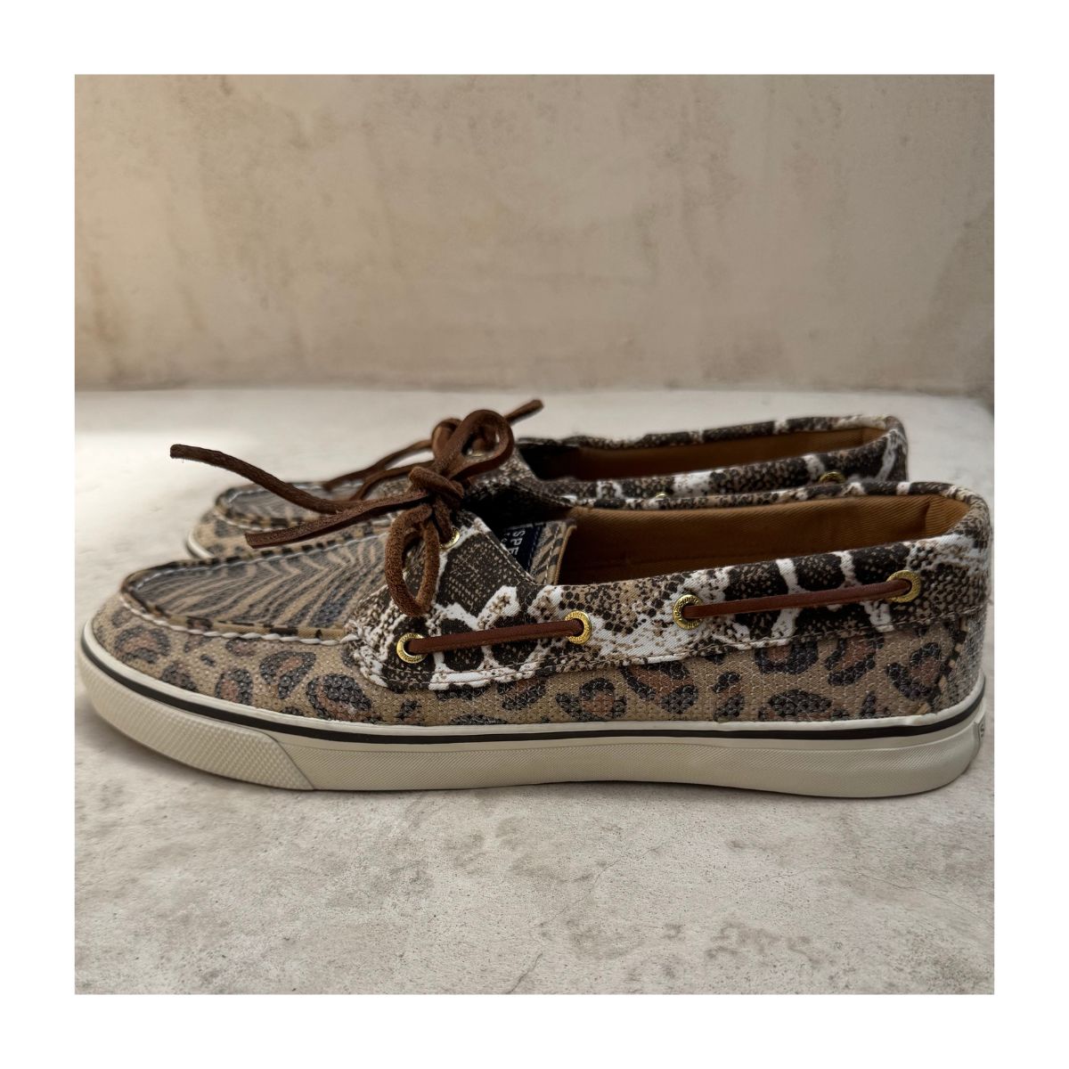Top sider Sperry Anglefish en talla 10US con lentejuelas y diseño animal print. estilo coastal cottagecore ideal para planes naúticos