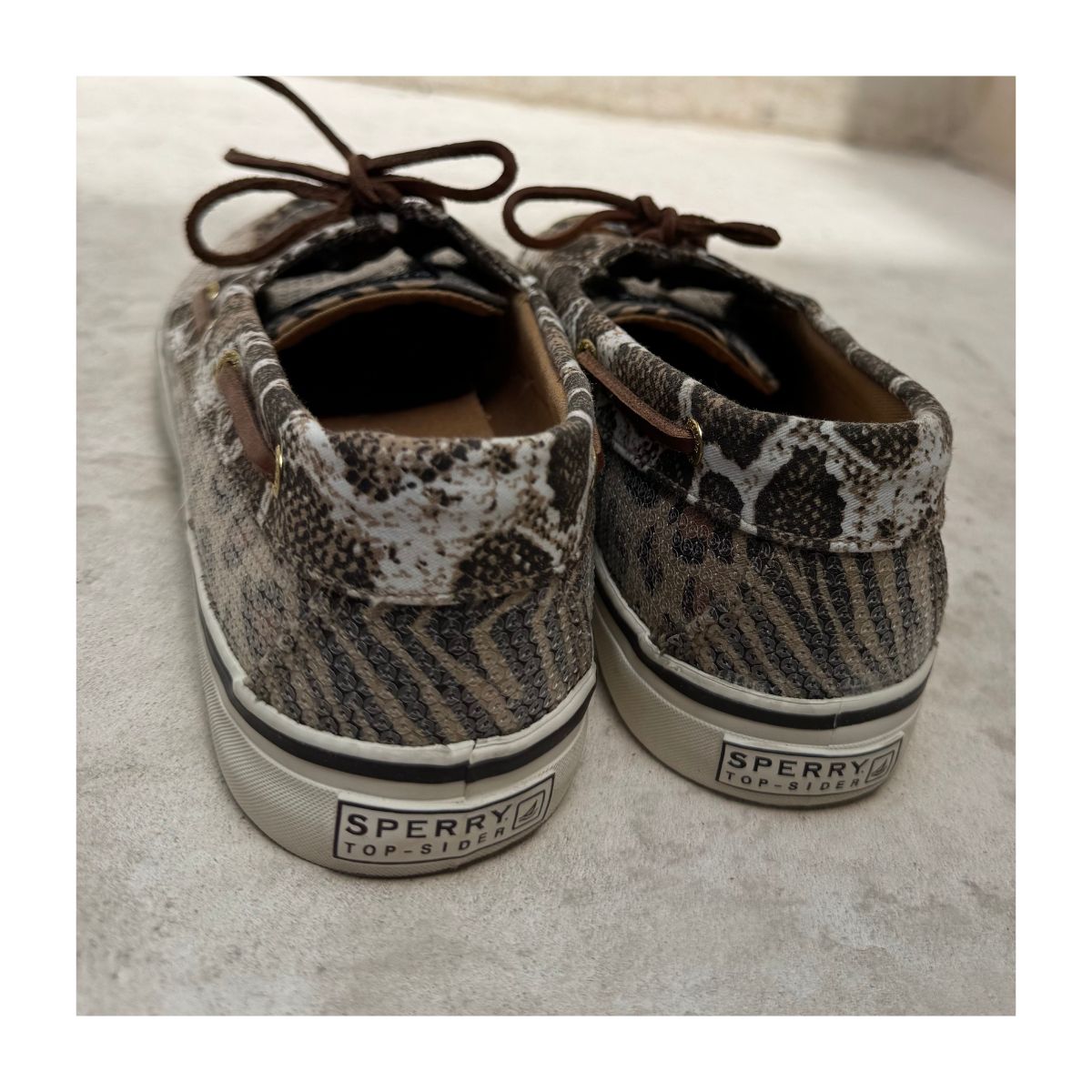 Top sider Sperry Anglefish en talla 10US con lentejuelas y diseño animal print. estilo coastal cottagecore ideal para planes naúticos