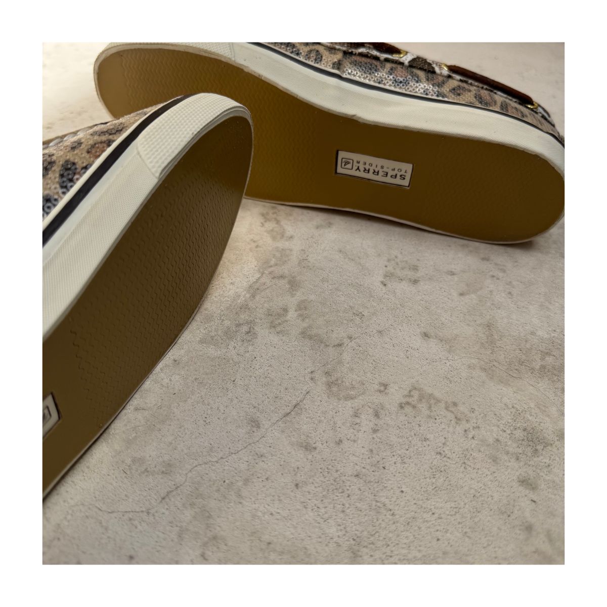 Top sider Sperry Anglefish en talla 10US con lentejuelas y diseño animal print. estilo coastal cottagecore ideal para planes naúticos