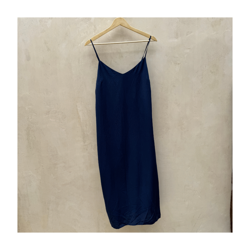 slip dress seda azul profundo con tirantes finos, vestido minimalista ideal para guardarropa cápsula, talla 8 y marca Madewell
